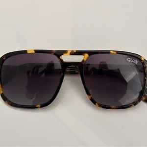 Quay On the Fly Sunglasses in yellow tortoise (smoke gradient & polarized)